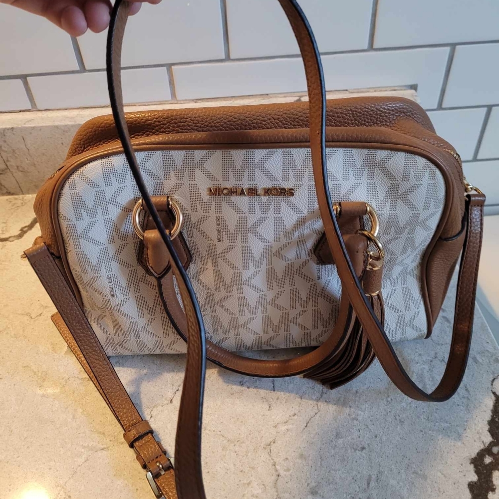 $125EMT Michael Kors vanilla Bedford Medium Tassel Leather Duffel EUC